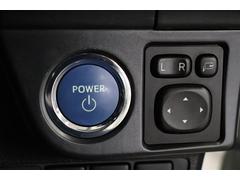 鍵を取り出す手間がなく施錠開錠・エンジン始動が出来る便利なスマートキー。荷物を持っている時や雨の日には特に嬉しい機能です。 7