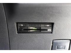 高速道路の利用時に便利なＥＴＣ。料金所での停車や小銭を探す手間がなくなり快適です♪見た目もすっきりとしたビルトインタイプを装備しています。 7