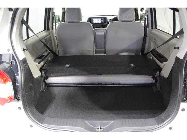 後部座席を折りたたむと大きめの荷物を積めるスペースになりますよ。