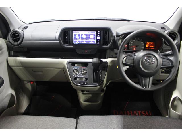 落ち着いたインパネデザインです。運転席から手の届く位置によく使うものが機能的配置されています。