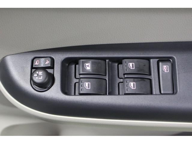 運転席のスイッチの窓で開閉ができます！