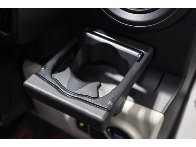 エアコンの前にドリンクホルダーがついています。