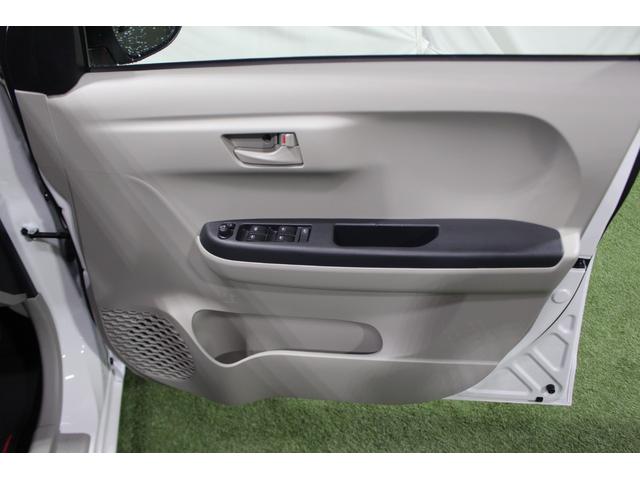 運転席のドアにも多彩な収納が付いています。