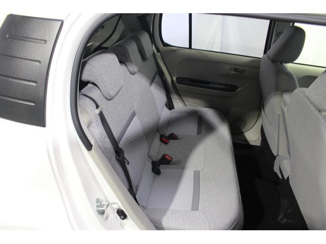 後部座席はコンパクトながらもゆったりとくつろげます。