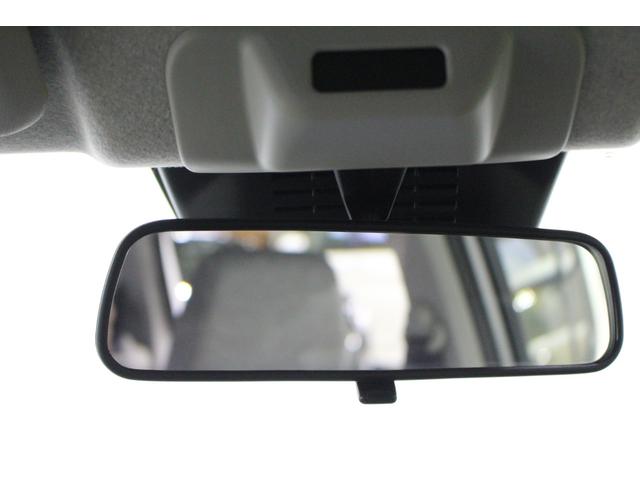 大きなルームミラーで後方もよく見えます。
