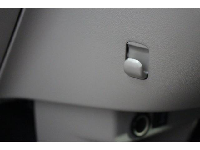 荷物をかけるのに便利なフックがついています。