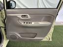 運転席のドアにも多彩な収納が付いています。