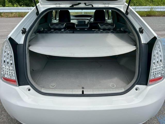 プリウス Ｓ　ナビ、Ｂｌｕｅｔｏｏｔｈ、ＴＶ、バックカメラ、禁煙車、ビルドインＥＴＣ、スマートキー、全席オートパワーウィンドウ、電動格納ミラー、ウィンカーミラー、　オートエアコン、社外アルミホイール、オートライト（40枚目）