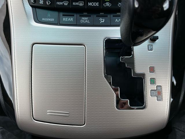 アルファード ２４０Ｓ　タイプゴールド　両側電動スライドドア、禁煙車、ナノイー、パワーゲート、ナビ、ＴＶ、バックカメラ、Ｂｌｕｅｔｏｏｔｈ、電動格納ミラー、オットマン、オットマン、オートライト、ドライブレコーダー、スマートキー（38枚目）