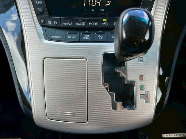 ヴェルファイア ２．４Ｚ　ゴールデンアイズ　両側電動スライドドア、パワーバックトランク、ナビ、ＴＶ、バックカメラ、Ｂｌｕｅｔｏｏｔｈ、フリップダウンモニター、ナノイー、オートライト、オットマン、スマートキー、ＥＴＣ、パワーウィンドウ（37枚目）