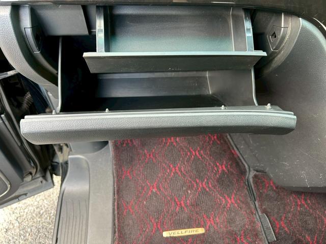 ヴェルファイア ２．４Ｚ　ゴールデンアイズ　両側電動スライドドア、パワーバックトランク、ナビ、ＴＶ、バックカメラ、Ｂｌｕｅｔｏｏｔｈ、フリップダウンモニター、ナノイー、オートライト、オットマン、スマートキー、ＥＴＣ、パワーウィンドウ（45枚目）