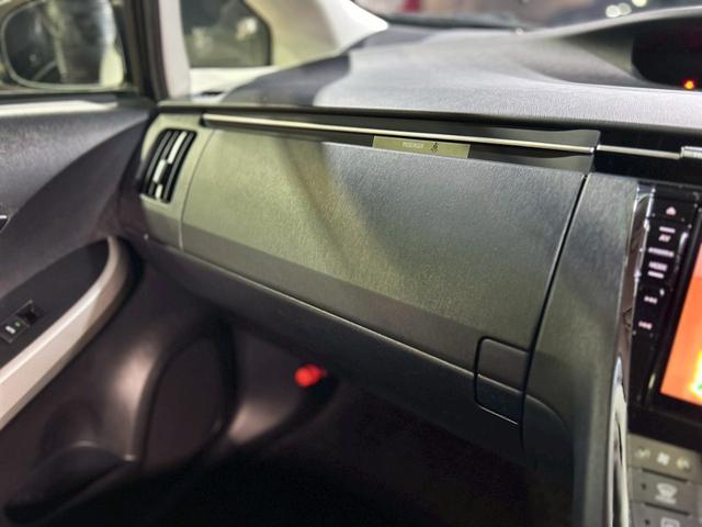 プリウス Ｓ　エイムゲンフルエアロ　車高調　ＬＥＤテール　大型ナビＴＶ　ＡＬＰＩＮＥ　ウーファー　カロッツェリアスピーカー＆ツイーター　ｗｏｒｋ１９インチアルミ　自動格納ミラー　バックカメラ（76枚目）
