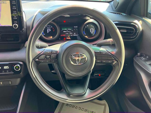 ヤリス Ｇ　ＥＴＣ　バックカメラ　ナビ　レーンアシスト　衝突被害軽減システム　オートマチックハイビーム　オートライト　スマートキー　電動格納ミラー　ＣＶＴ　レンタカーアップ　盗難防止システム　衝突安全ボディ（3枚目）