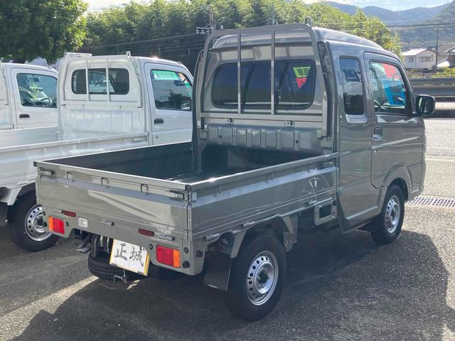 スーパーキャリイ 　４ＷＤ　届け出済み未使用車　軽トラック　ＡＴ　衝突被害軽減システム　クリアランスソナー　レーンアシスト　アイドリングストップ　オートライト　ＥＳＣ　エアコン　パワーステアリング　パワーウィンドウ（4枚目）