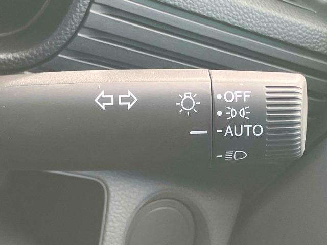 周りが薄暗くなったら自動点灯するオートライトを装備。