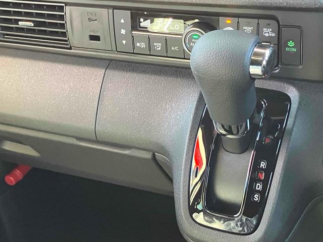 N-BOXカスタム コーディネートスタイル 4WD 届け出済み未使用車 バックカメラ 両側電動スライドドア クリアランスソナー オートクルーズコントロール レーンアシスト 衝突被害軽減システム オートライト LEDヘッドランプ スマートキー(5枚目)