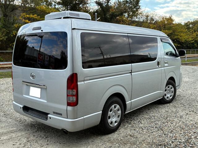 ハイエースバン ロングワイドスーパーＧＬ　ルーフエアコン　ベッド　車中泊仕様　アルミコンテナ６個　ＥＴＣ　ナビ　バックカメラ　内装ウッド仕上げ（3枚目）