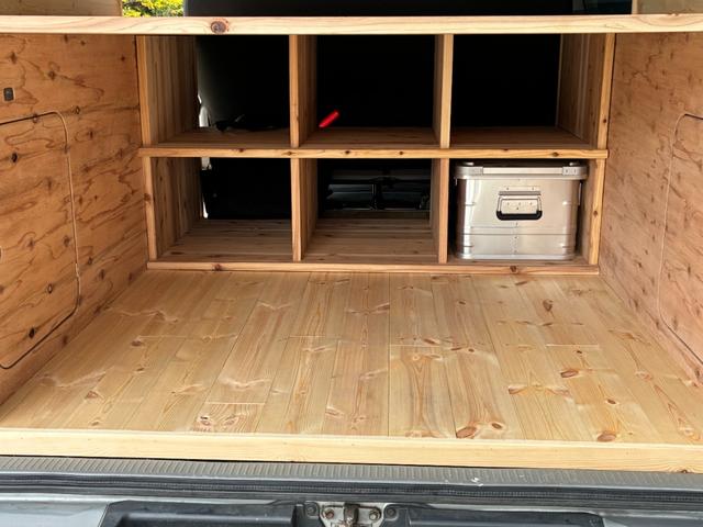 ハイエースバン ロングワイドスーパーＧＬ　ルーフエアコン　ベッド　車中泊仕様　アルミコンテナ６個　ＥＴＣ　ナビ　バックカメラ　内装ウッド仕上げ（10枚目）