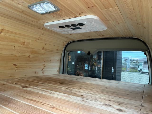 ハイエースバン ロングワイドスーパーＧＬ　ルーフエアコン　ベッド　車中泊仕様　アルミコンテナ６個　ＥＴＣ　ナビ　バックカメラ　内装ウッド仕上げ（11枚目）