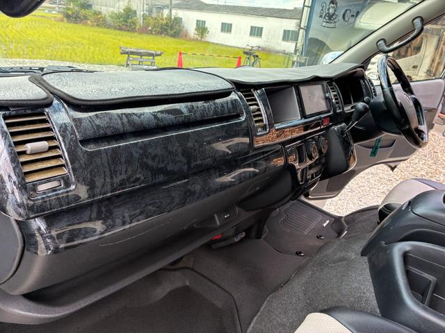 ハイエースバン ロングワイドスーパーＧＬ　ルーフエアコン　ベッド　車中泊仕様　アルミコンテナ６個　ＥＴＣ　ナビ　バックカメラ　内装ウッド仕上げ（17枚目）