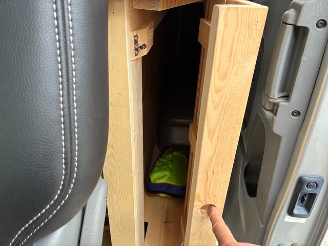 ハイエースバン ロングワイドスーパーＧＬ　ルーフエアコン　ベッド　車中泊仕様　アルミコンテナ６個　ＥＴＣ　ナビ　バックカメラ　内装ウッド仕上げ（22枚目）