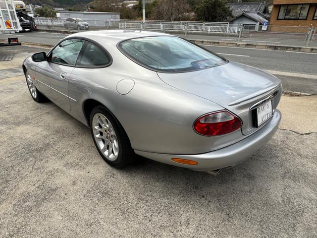 ＸＫ ＸＫＲ　メーカーナビ　ＥＴＣ　本革巻きステアリング　ブラックレザーシート　運転席助手席パワーシート　シートヒーター　純正１８インチアルミホイール　ＣＤチェンジャー（9枚目）