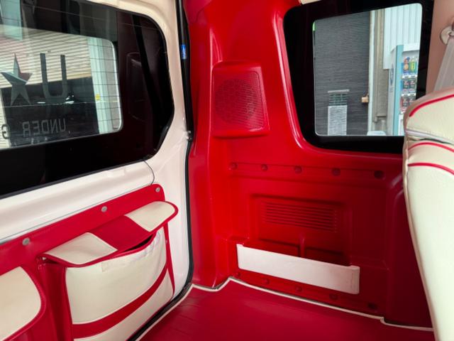 エブリイワゴン ＪＰターボ　シェビーバン仕様　赤白ツートンカラー　革調シートカバー　ＬＥＤヘットライト　内装赤白ツートンカラー　ターボ車　１４インチホイール　ハイルーフ（16枚目）