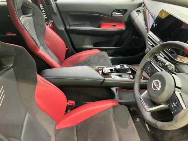 オーラ ニスモ　新品タイヤ／保証書／純正　９インチ　ＳＤナビ／インテリジェントルームミラー／エマージェンシーブレーキ／全方位モニター／車線逸脱防止支援システム／シート　ハーフレザー／ヘッドランプ　ＬＥＤ　全周囲カメラ（5枚目）