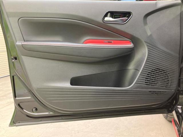 オーラ ニスモ　新品タイヤ／保証書／純正　９インチ　ＳＤナビ／インテリジェントルームミラー／エマージェンシーブレーキ／全方位モニター／車線逸脱防止支援システム／シート　ハーフレザー／ヘッドランプ　ＬＥＤ　全周囲カメラ（22枚目）