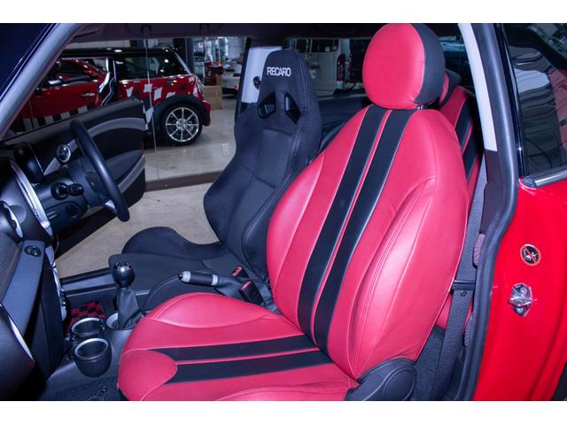 MINI クーパーS ユーザー様直接仕入れ・6MT・ローダウン・サクラムマフラー・PIAAアルミホイール・ツートンカラー・レカロセミバケットシート・零1000エアクリ(32枚目)