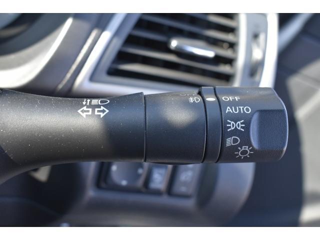 �I�[�g���C�g�Ŏ��ӂ̖��邳�����m���Ď����œ_���E�������Ă���܂��B