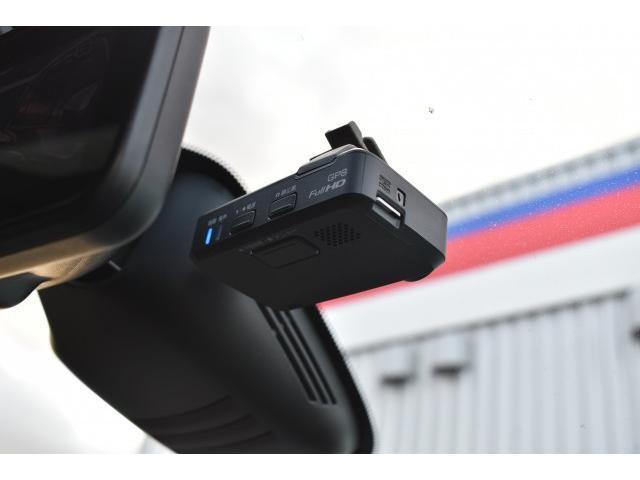 セレナ ニスモ　純９ナビ　後席フリップダウンＭ　プロパイ　スマートミラー　ＡＶＭ　ＥＴＣ　ドラレコ　両側オートＳ　ＮＩＳＭＯセーフティパック　快適パック　エンジンスターター　エマブレ　コーナーセンサー　踏み間違い防止（11枚目）