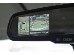 インテリジェントルームミラー搭載で、車の後方に設置されたカメラ映像を映し出してシートバックやヘッドレスト、同乗者に視界が遮られることがなく視認性が非常に良いです 3