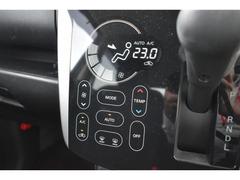 タッチパネル式オートエアコンで温度を設定するだけで快適な車内環境を維持することができます。 6