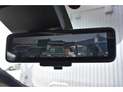 インテリジェントルームミラー搭載で、車の後方に設置されたカメラ映像を映し出してシートバックやヘッドレスト、同乗者に視界が遮られることがなく視認性が非常に良いです 7
