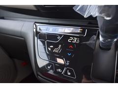 タッチパネル式オートエアコンで温度を設定するだけで快適な車内環境を維持することができます。 7