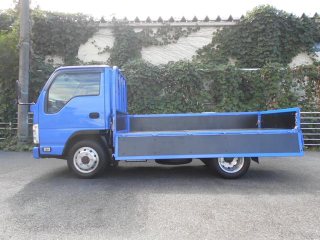 エルフトラック フルフラットロー平ボディ　４ＷＤ　２０００ｋｇ積み４ナンバー　リアＷタイヤ　ＥＴＣ　ドラレコ　アルコア製アルミホイル　リモコンキー　左電格ミラー　坂道発進補助装置　衝突防止補助システム　アイドリングストップ　フォグランプ（5枚目）