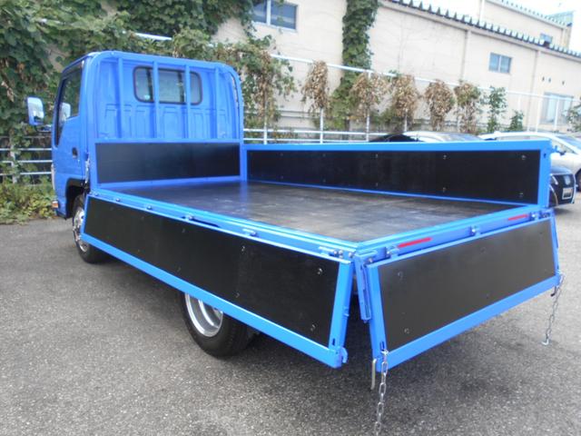 エルフトラック フルフラットロー平ボディ　４ＷＤ　２０００ｋｇ積み４ナンバー　リアＷタイヤ　ＥＴＣ　ドラレコ　アルコア製アルミホイル　リモコンキー　左電格ミラー　坂道発進補助装置　衝突防止補助システム　アイドリングストップ　フォグランプ（11枚目）