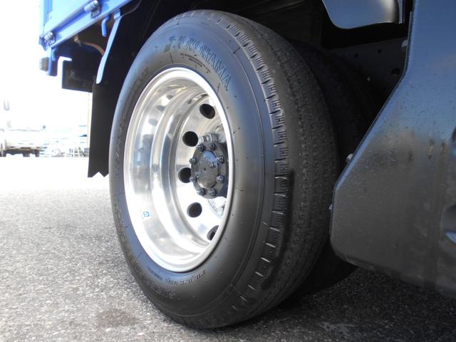 エルフトラック フルフラットロー平ボディ　４ＷＤ　２０００ｋｇ積み４ナンバー　リアＷタイヤ　ＥＴＣ　ドラレコ　アルコア製アルミホイル　リモコンキー　左電格ミラー　坂道発進補助装置　衝突防止補助システム　アイドリングストップ　フォグランプ（20枚目）