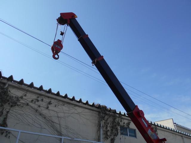 エルフトラック 4段クレーン付き平ボディ 2000kg積み4ナンバー 2.2t吊り 荷台床&鳥居鉄板張り 坂道発進補助装置 アイドリングストップ クラッチフリー クラッチ有5速MT ワンオーナー車 純正ラバーマット&ドアバイザー(10枚目)