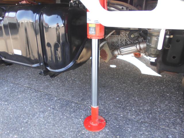 エルフトラック 4段クレーン付き平ボディ 2000kg積み4ナンバー 2.2t吊り 荷台床&鳥居鉄板張り 坂道発進補助装置 アイドリングストップ クラッチフリー クラッチ有5速MT ワンオーナー車 純正ラバーマット&ドアバイザー(11枚目)