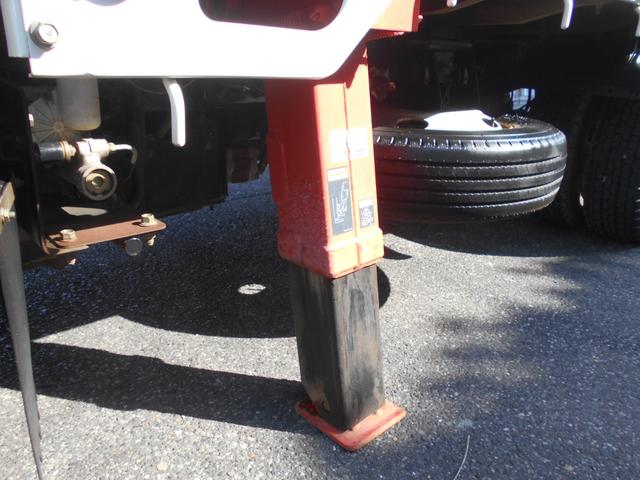 エルフトラック 4段クレーン付き平ボディ 2000kg積み4ナンバー 2.2t吊り 荷台床&鳥居鉄板張り 坂道発進補助装置 アイドリングストップ クラッチフリー クラッチ有5速MT ワンオーナー車 純正ラバーマット&ドアバイザー(12枚目)