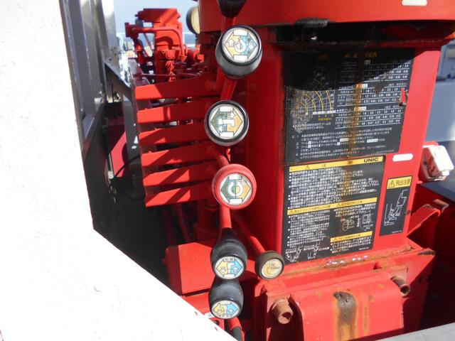 エルフトラック 4段クレーン付き平ボディ 2000kg積み4ナンバー 2.2t吊り 荷台床&鳥居鉄板張り 坂道発進補助装置 アイドリングストップ クラッチフリー クラッチ有5速MT ワンオーナー車 純正ラバーマット&ドアバイザー(13枚目)