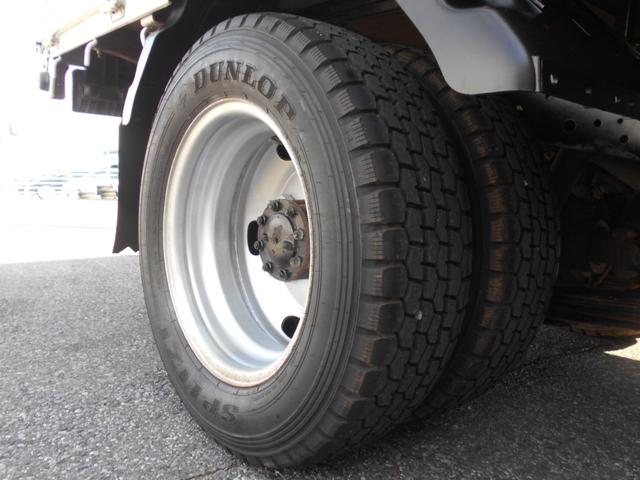 エルフトラック 4段クレーン付き平ボディ 2000kg積み4ナンバー 2.2t吊り 荷台床&鳥居鉄板張り 坂道発進補助装置 アイドリングストップ クラッチフリー クラッチ有5速MT ワンオーナー車 純正ラバーマット&ドアバイザー(27枚目)