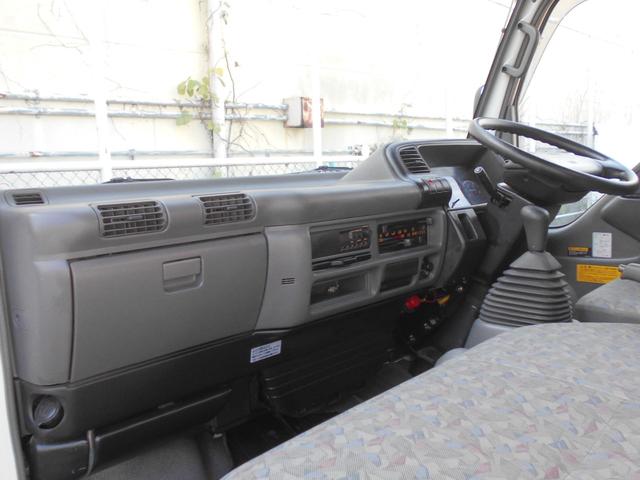 エルフトラック 4段クレーン付き平ボディ 2000kg積み4ナンバー 2.2t吊り 荷台床&鳥居鉄板張り 坂道発進補助装置 アイドリングストップ クラッチフリー クラッチ有5速MT ワンオーナー車 純正ラバーマット&ドアバイザー(30枚目)