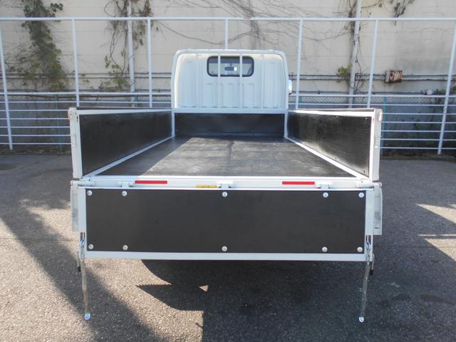 キャンター 全低床平ボディ 2000kg積み4ナンバー リアWタイヤ スマートキー2個 LEDヘッドライト LEDフォグランプ 左電格ミラー ヘッドライトレベライザー 衝突被害軽減ブレーキ 車線逸脱警報装置 横滑り防止装置 アクティブサイドガードアシスト(9枚目)