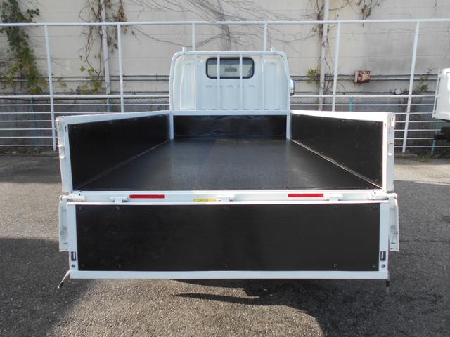 ＮＴ４５０アトラス フルスーパーロー平ボディ　カスタム　２０００ｋｇ積み４ナンバー　リアＷタイヤ　社外ナビＴＶ　ＥＴＣ　キーレス　スペアキー　両側電動格納ミラー　衝突被害軽減ブレーキ　車線逸脱警報装置　横滑り防止装置　荷台床鉄板張り　坂道発進補助装置（9枚目）
