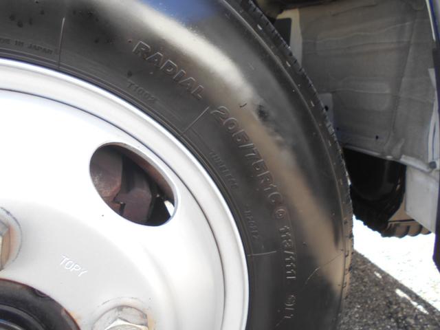 ＮＴ４５０アトラス フルスーパーロー平ボディ　カスタム　２０００ｋｇ積み４ナンバー　リアＷタイヤ　社外ナビＴＶ　ＥＴＣ　キーレス　スペアキー　両側電動格納ミラー　衝突被害軽減ブレーキ　車線逸脱警報装置　横滑り防止装置　荷台床鉄板張り　坂道発進補助装置（18枚目）