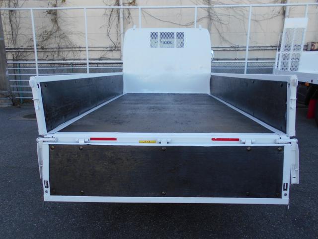 キャンター 全低床平ボデイ　２０００ｋｇ積み４ナンバー　リアＷタイヤ　社外ナビ　バックカメラ　ＥＴＣ　キーレス　左電格ミラー　フォグランプ　ドラレコ　衝突被害軽減ブレーキ　車線逸脱警報装置　横滑り防止装置　坂道発進補助装置　ＥＣＯモードスイッチ（9枚目）