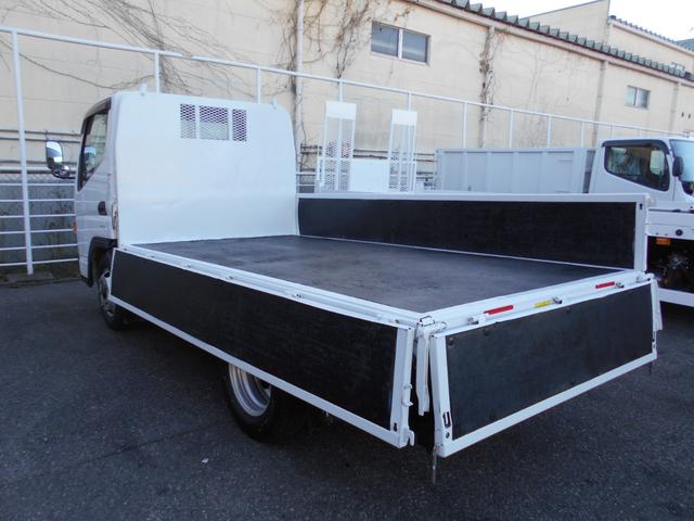 キャンター 全低床平ボデイ　２０００ｋｇ積み４ナンバー　リアＷタイヤ　社外ナビ　バックカメラ　ＥＴＣ　キーレス　左電格ミラー　フォグランプ　ドラレコ　衝突被害軽減ブレーキ　車線逸脱警報装置　横滑り防止装置　坂道発進補助装置　ＥＣＯモードスイッチ（10枚目）